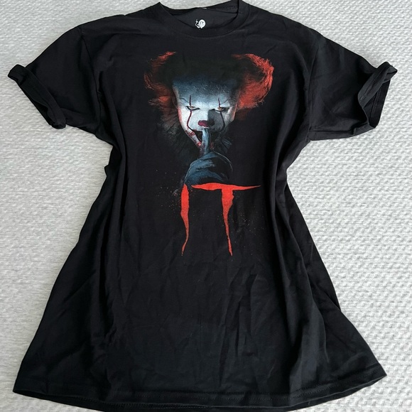 IT Penny Wise Black Graphic Short Sleeve T-Shirt size Medium (New in bag) - Picture 3 of 9